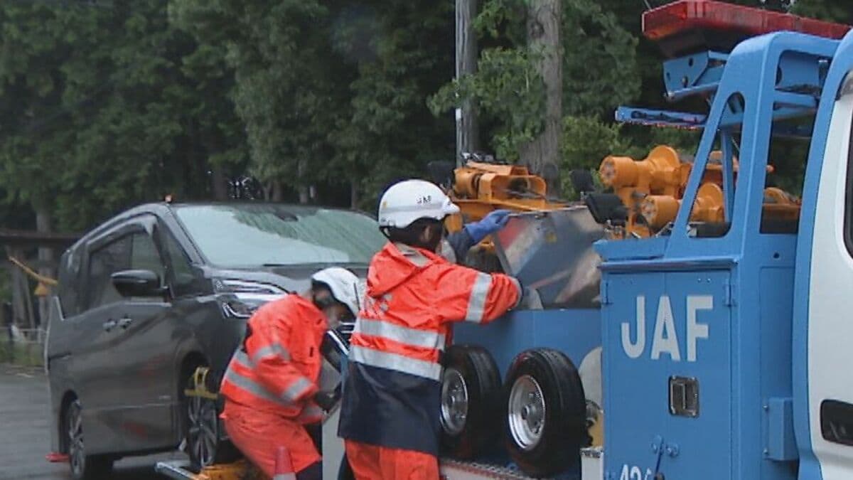 線状降水帯の大雨で街が冠水 車の立ち往生続出でレッカー移動の依頼は