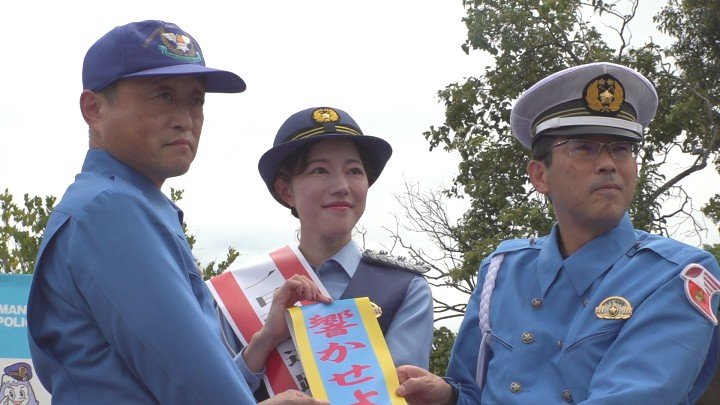 高速警察隊の一日隊長に廣瀬響乃さん　中央道のサービスエリアで山梨県警と長野県警が合同で街頭活動　山梨・双葉SA