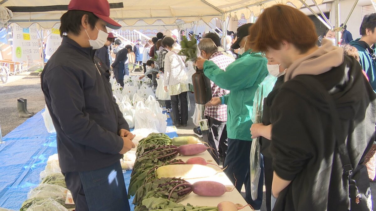 生徒たちが丹精込めて育てた野菜販売に長い列　高等支援学校・桃花台学園で秋の大収穫祭