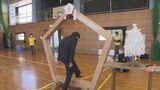 ゴウカクの門をくぐり志望校へ! “おやじ”たちが手作りした「門」中学校に登場 大分 | 大分のニュース|OBS NEWS|大分放送