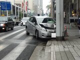 繁華街の歩道支柱に車が突っ込む　けが人なし　広島市の中央通り|TBS NEWS DIG