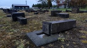 霊園の「囚人墓地」区画の墓石58基がなぎ倒される　警察は器物損壊事件として捜査　北海道月形町・篠津山霊園|TBS NEWS DIG