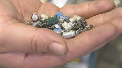 ごみ”から大量の金が!? パソコン基板1トンから天然金鉱山の数十倍の金