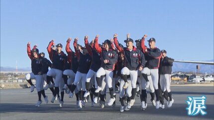 日本航空高校石川 野球部冬アウター チームメートと元気よくグラウンドに駆け出す日本航空石川・冬木蓮太郎