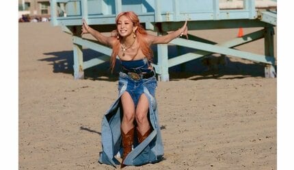 倖田來未 】 デニムの衣装は「Kumi's Design」 「可愛くてこの衣装持っ