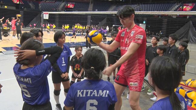 SVリーグ初代王者「サントリーサンバーズ大阪」が子どもたちにバレーボールを指導　沖縄市|TBS NEWS DIG