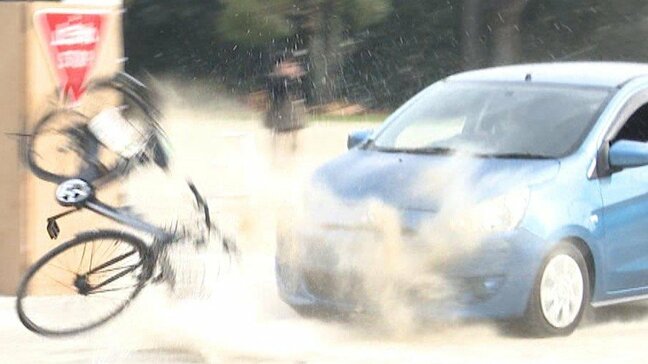 加速する車と自転車が衝突…スタントマンが交通事故を再現 「今まで以上に気を付けていく」中学校で自転車の交通安全教室|TBS NEWS DIG