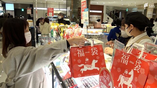 初売りで百貨店にぎわう福袋は菓子や総菜が人気＝静岡・浜松市|TBS NEWS DIG