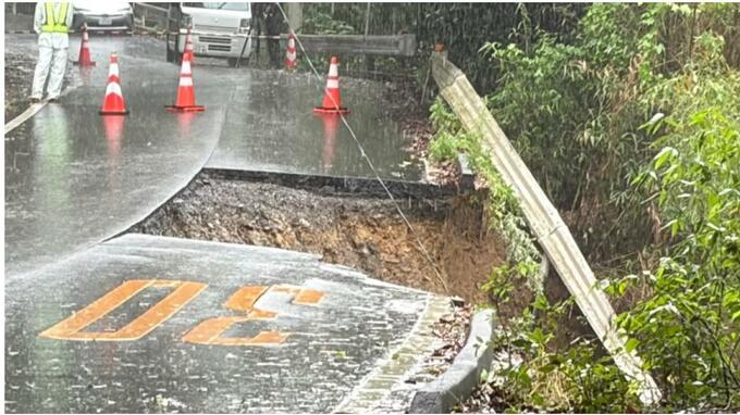 【大雨で】道路がごっそり崩落、車線半分ガードレールごと崖下に　総雨量450ミリ超の長崎・佐世保|TBS NEWS DIG