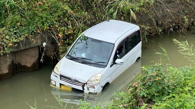 「軽乗用車が川に転落していて中に人がいる」車に乗っていた60代男性が心肺停止の状態で病院搬送もその後死亡確認　警察が男性の身元確認を急ぐとともに転落の経緯など調べる　青森県つがる市|TBS NEWS DIG