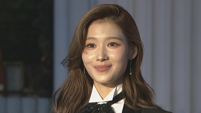 【TWICE・SANA】表参道の点灯式に登場　ファンから悲鳴　今年は「沢山の初めてを叶えられた」|TBS NEWS DIG