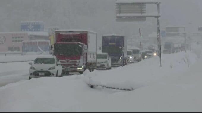 【一夜明け】福井・敦賀で立ち往生「顕著な大雪」22日の深夜 国道8号で一時5㎞の車列 通行止め23日午前5時解除 一夜明け「ノロノロ運転」続く 別区間で再び通行止め|TBS NEWS DIG