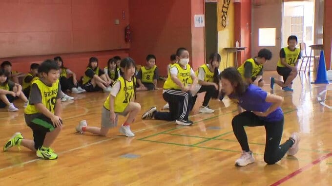 福島千里さんからアドバイスを受ける小学生たち