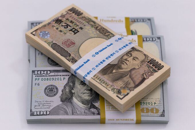 円は対ドルで152円台後半、米利下げ期待後退－日米株価動向に注目