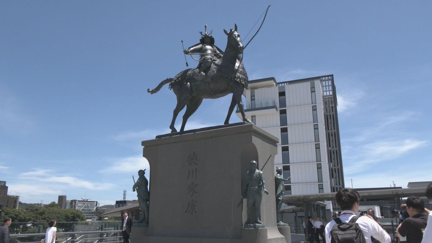 徳川家康公の像を囲む4体の武士像がお披露目 三河武士団の「忍耐・知恵