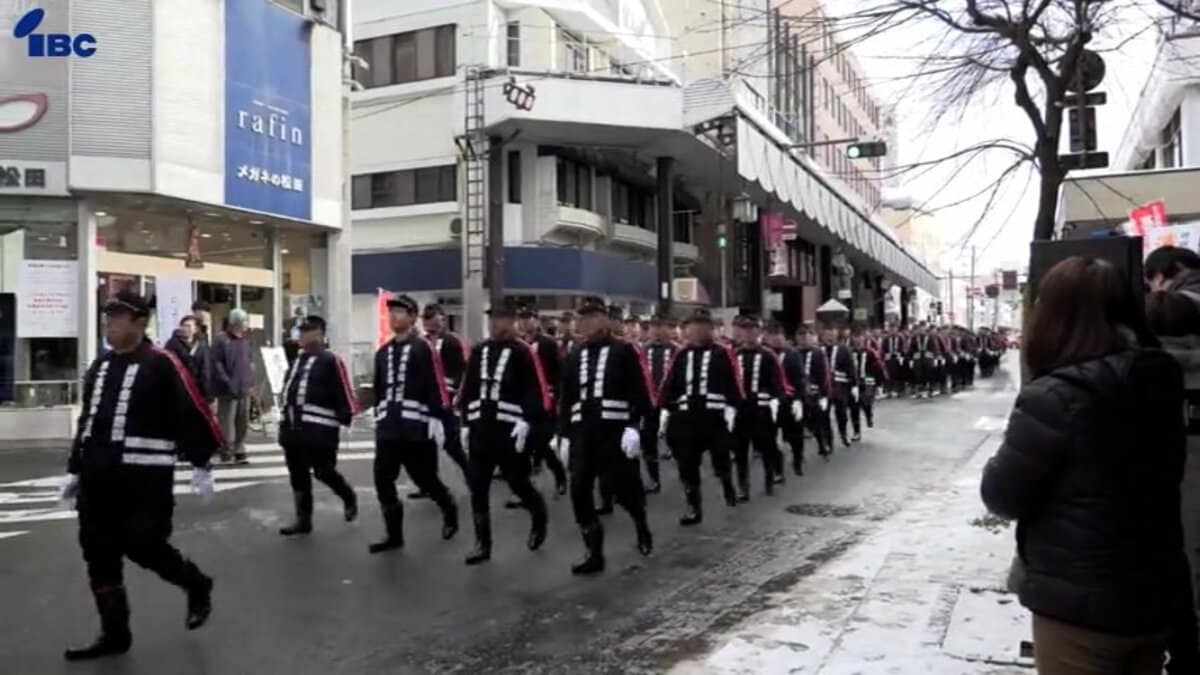 市民の安全安心支える決意を胸に 消防出初式に消防団員ら540人 商店街で恒例の行進も 盛岡市のサムネイル