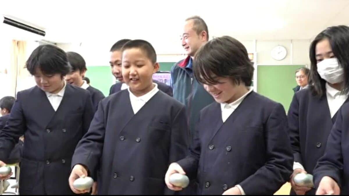 万博「ふしぎな石ころエコーブ」手に取って錯覚を覚える 石川・穴水