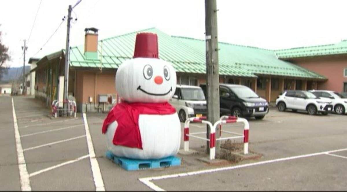 高さ3メートルのジャンボ雪だるまがお目見え…実は雪ではなくて牧草