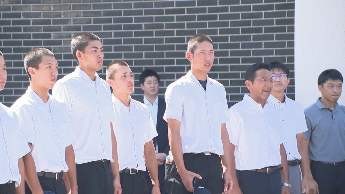 大分商業が甲子園へ出発　西武・源田壮亮から記念バッグ　平田玲翔主将「優勝旗を持ち帰る」【夏の全国高校野球】