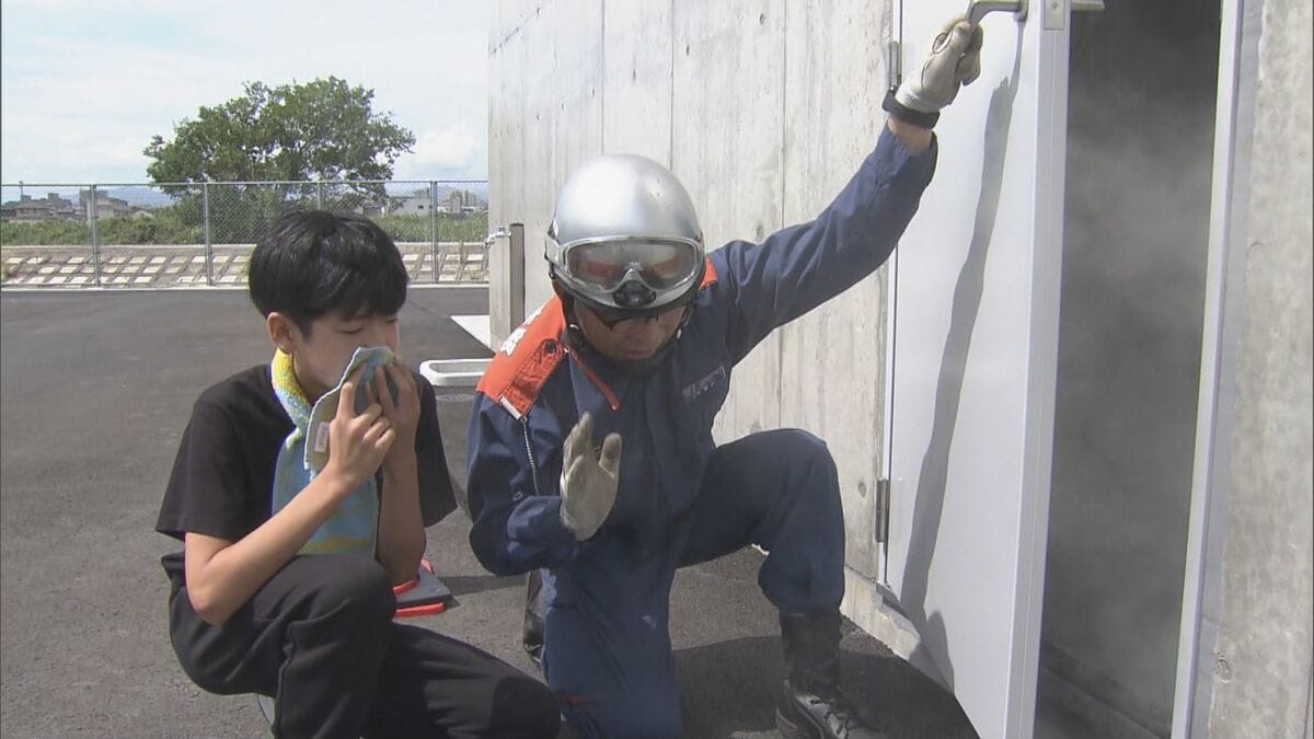 火事の時は「口をふさいで低い姿勢で避難」小学生が消防士の仕事を体験　三重・津市