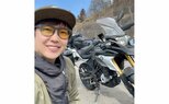 【金子貴俊】 「バイクで旅へ」 愛車と笑顔で2ショット 「安全第一!気をつけていってきまーす」|TBS NEWS DIG