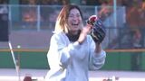 渋野日向子選手が始球式に登場「ソフトボールに恩返しを」渋野日向子杯ソフトボール大会決勝【岡山・北区】|TBS NEWS DIG