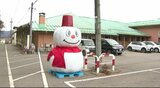 高さ3メートルのジャンボ雪だるまがお目見え…実は雪ではなくて牧草ロールの二段重ね、酪農の村ならではの姿に保育園児も大喜び|TBS NEWS DIG