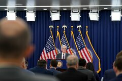 パウエル議長、利下げ要求に屈せず－理事２人反対もインフレ警戒堅持| TBS CROSS DIG with Bloomberg