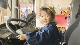 「ハンドル持つところが楽しかった」本格的な冬の訪れを前に　園児が除雪トラックの乗車体験　山口|TBS NEWS DIG