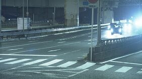 【速報】警察官が約20m引きずられ重傷　交通違反で停止求めた車が急発進し逃走　殺人未遂事件などで捜査　兵庫県警尼崎南署|TBS NEWS DIG