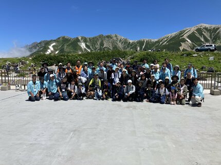 気温19度の別世界 雲上の立山で中学生が外来植物の除去活動 『山の日
