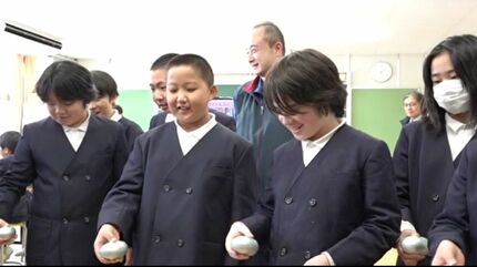 万博「ふしぎな石ころエコーブ」手に取って錯覚を覚える 石川・穴水