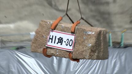 丸亀城の石垣の復旧で石の積み上げ始まる 石垣は西日本豪雨など