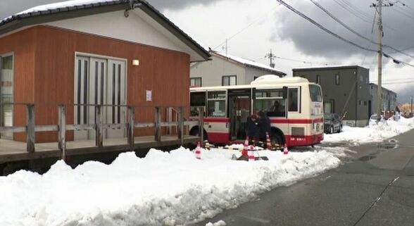 【衆議院選挙】「お年寄り多く、足場も悪いから」雪残る被災地で移動「期日前投票」 石川・輪島市の仮設団地 【選挙の日、そのまえに。】　|　石川県のニュース｜MRO北陸放送