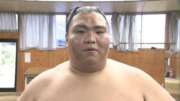 両のど輪から速い相撲で英乃海を押し出し　御嶽海1勝1敗に【大相撲夏場所2日目】3日目は先場所48年ぶりの最速記録で優勝した注目の草野と対戦|TBS NEWS DIG