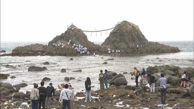 夫婦岩結ぶ全長約30メートルの大しめ縄 年に1度の掛け替え作業|TBS NEWS DIG