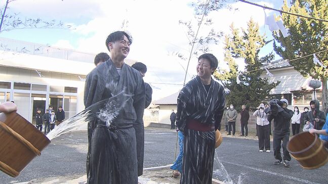 手荒い祝福　いわき伝統の水祝儀　婚姻届け出したばかりの男性も幸せで震え止まらず　福島|TBS NEWS DIG