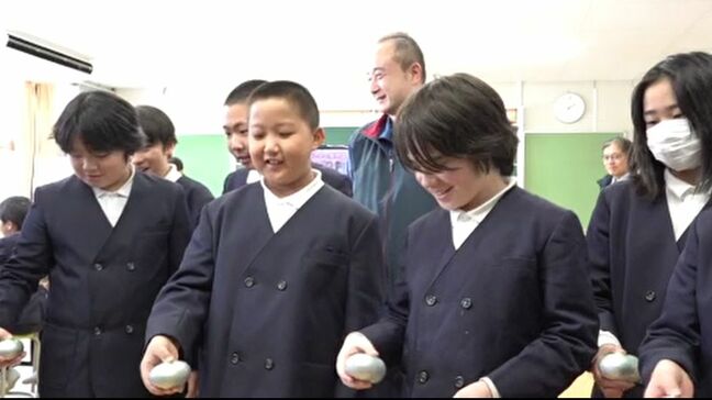 万博「ふしぎな石ころエコーブ」手に取って錯覚を覚える 石川・穴水小学校で出前授業|TBS NEWS DIG