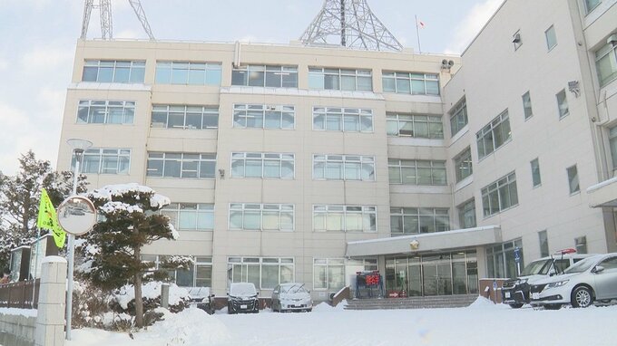 窃盗事件の捜査中に不審な車を発見、座席下からバールが…ピッキング防止法違反容疑の58歳の男「所有する倉庫の扉を開けるため」と否認　北海道函館市|TBS NEWS DIG