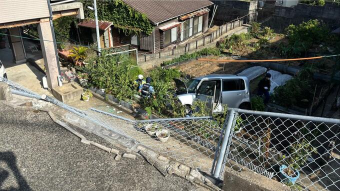 車が駐車場のフェンス押し倒し5メートル下に転落　80代男女2人を救助完了　長崎市|TBS NEWS DIG