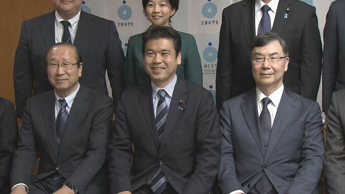 ノーベル賞の受賞決定の坂口・北川両氏が文科大臣を表敬訪問 坂口氏は「基礎研究」 北川氏は「若手研究者」への支援を要請|TBS NEWS DIG