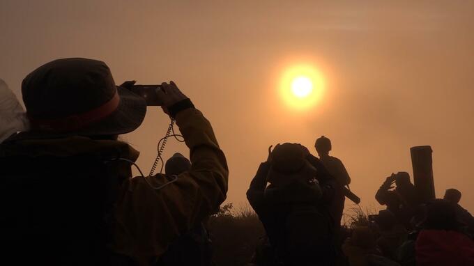 「やっと会えてよかった」参拝客約250人が“津軽富士”岩木山の山頂でご来光を拝む　津軽地方最大の秋祭り“お山参詣”「朔日山」　青森県|TBS NEWS DIG