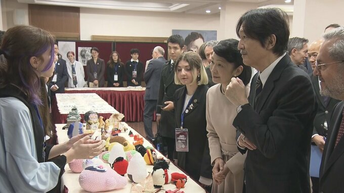 秋篠宮ご夫妻　アンカラ大学で日本文化のサークル活動行う学生と交流　学生が秋篠宮ご一家に関連する書道を披露|TBS NEWS DIG