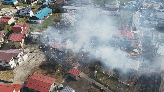 【上空からの画像】たき火をしていたとの情報も...南陽市の住宅密集地域で火災　少なくとも5棟が焼ける　近くには小学校も（山形）|TBS NEWS DIG