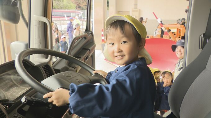 「ハンドル持つところが楽しかった」本格的な冬の訪れを前に　園児が除雪トラックの乗車体験　山口|TBS NEWS DIG
