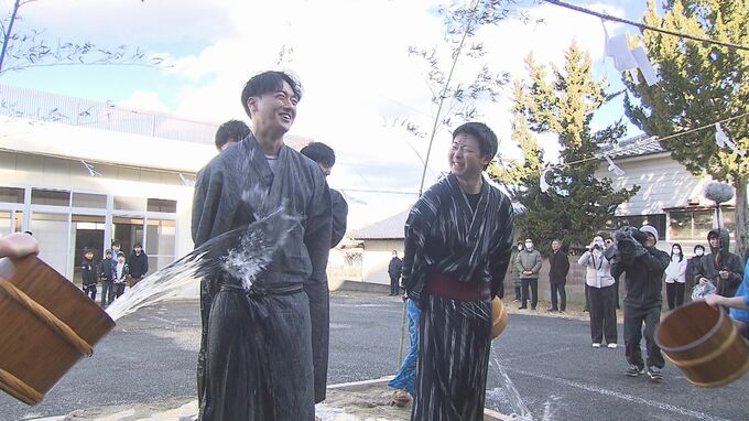 手荒い祝福　いわき伝統の水祝儀　婚姻届け出したばかりの男性も幸せで震え止まらず　福島|TBS NEWS DIG