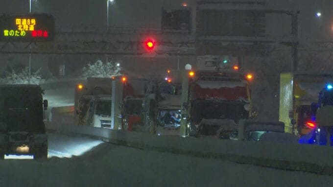 【続報】福井・敦賀市の国道8号 大型車など多数立ち往生 解消めど立たず|TBS NEWS DIG