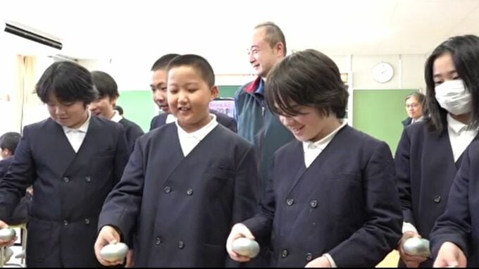 万博「ふしぎな石ころエコーブ」手に取って錯覚を覚える 石川・穴水小学校で出前授業|TBS NEWS DIG