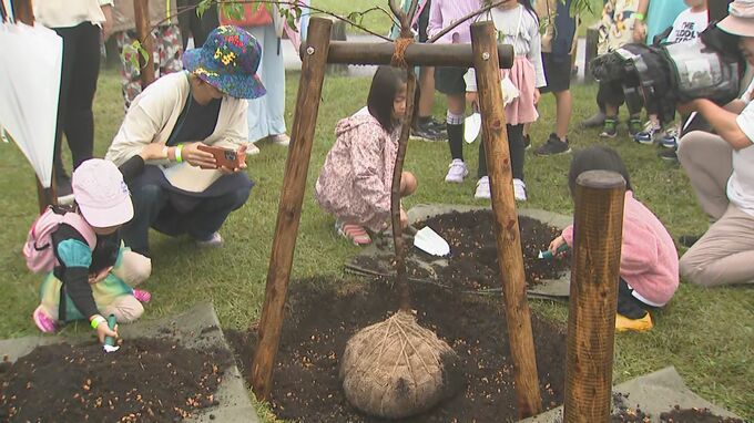 「大きくなあれ！」開業30周年を迎えた長野県軽井沢町の商業施設が子どもたちと植樹活動　|　SBC NEWS | 長野のニュース | SBC信越放送