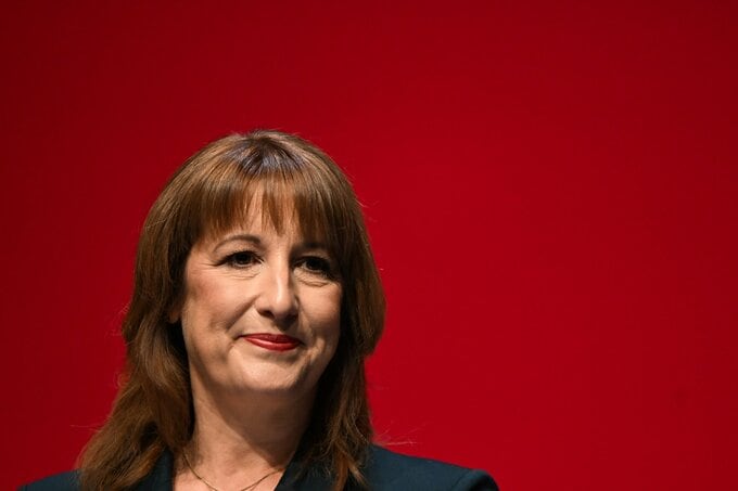 英財務相が謝罪、無許可賃貸で炎上-予算攻防前に思わぬ逆風